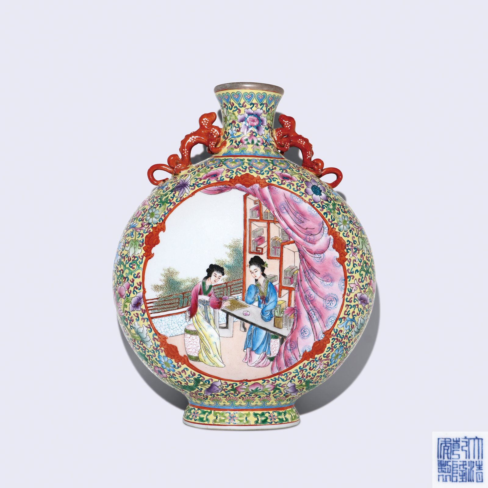 皇家秘境・宮廷之巔｜乾隆黃地粉彩開光仕女圖螭龍耳扁瓶｜多禄溙國際拍賣行呈現